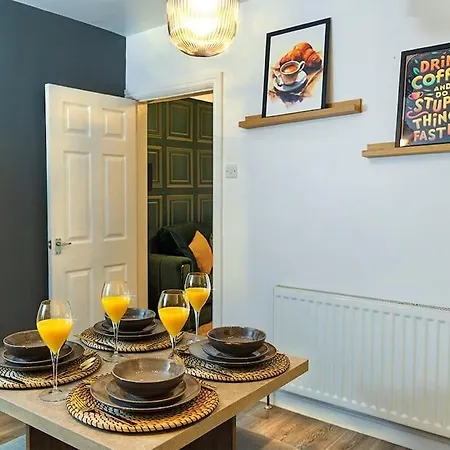A Cosy, Elegant 3 Bed * Leeds (West Yorkshire)