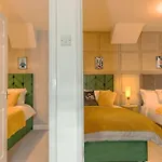 A Cosy, Elegant 3 Bed 公寓